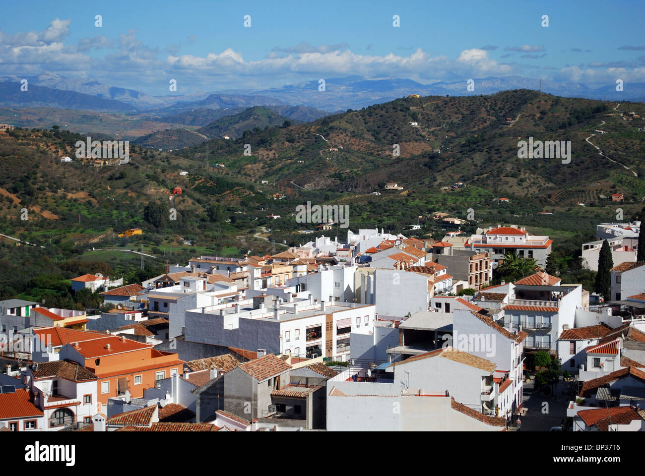 Blick auf die Stadt, weiß getünchten Dorf (Pueblo Blanco), Monda, Provinz Malaga, Andalusien, Spanien, Westeuropa. Stockfoto