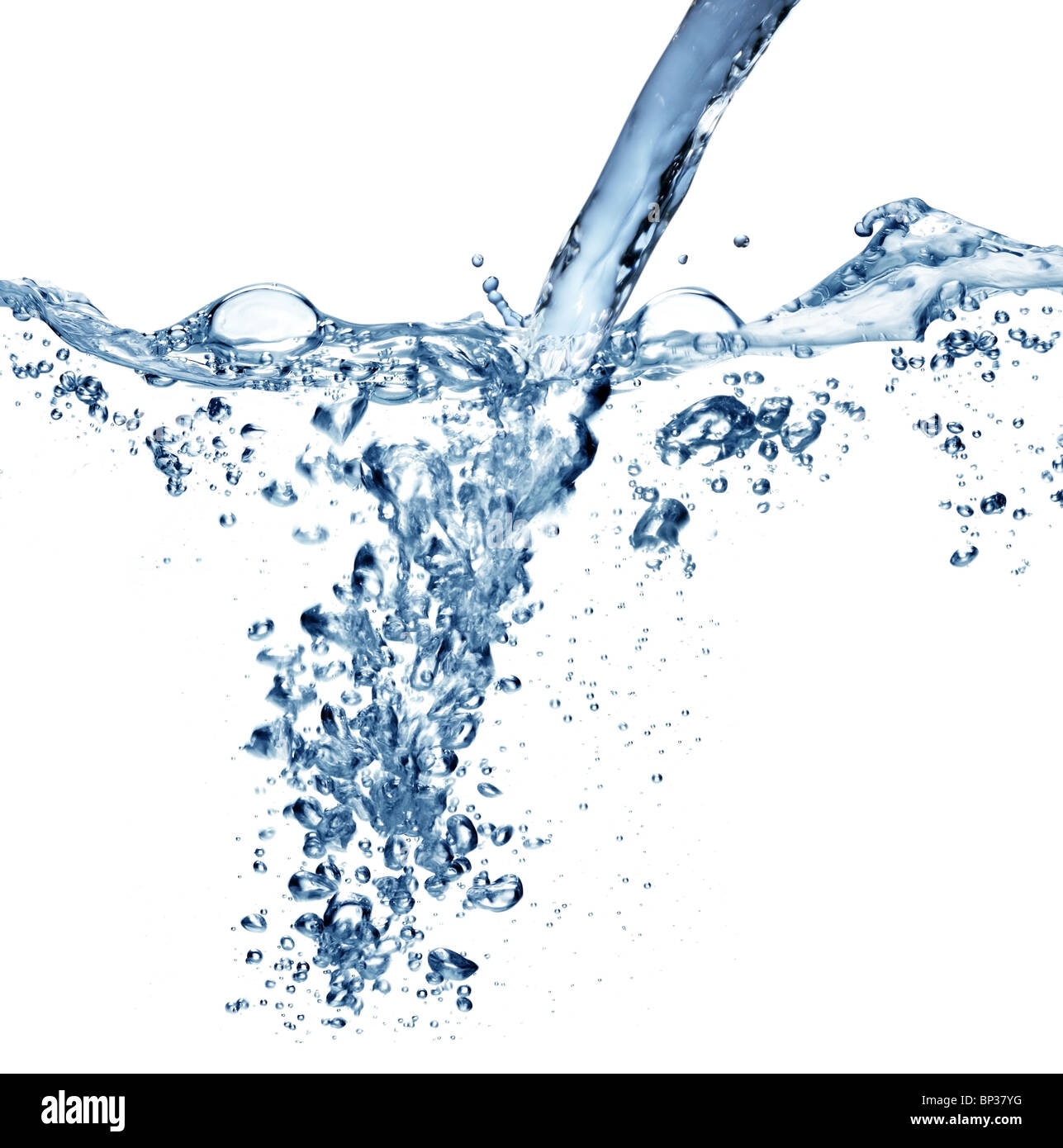 Fließendes Wasser mit Luftblasen auf einem weißen Hintergrund. Stockfoto