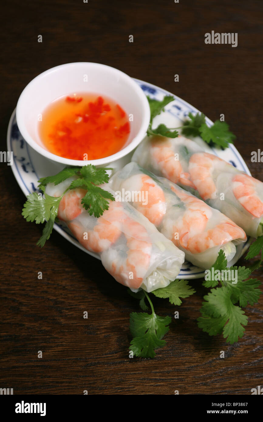 Vietnamesische Küche eingehülltes Riesengarnelen gedämpfte "Pho" Papier mit süßer Chilisauce serviert. Foto: Jeff Gilbert Stockfoto