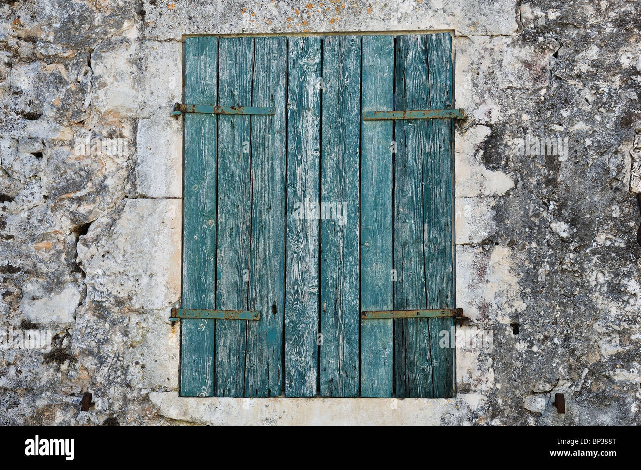Steinmauer und blaue Fenster Verschlusszeit. Traditionelles Haus in Zakynthos, Griechenland. Stockfoto