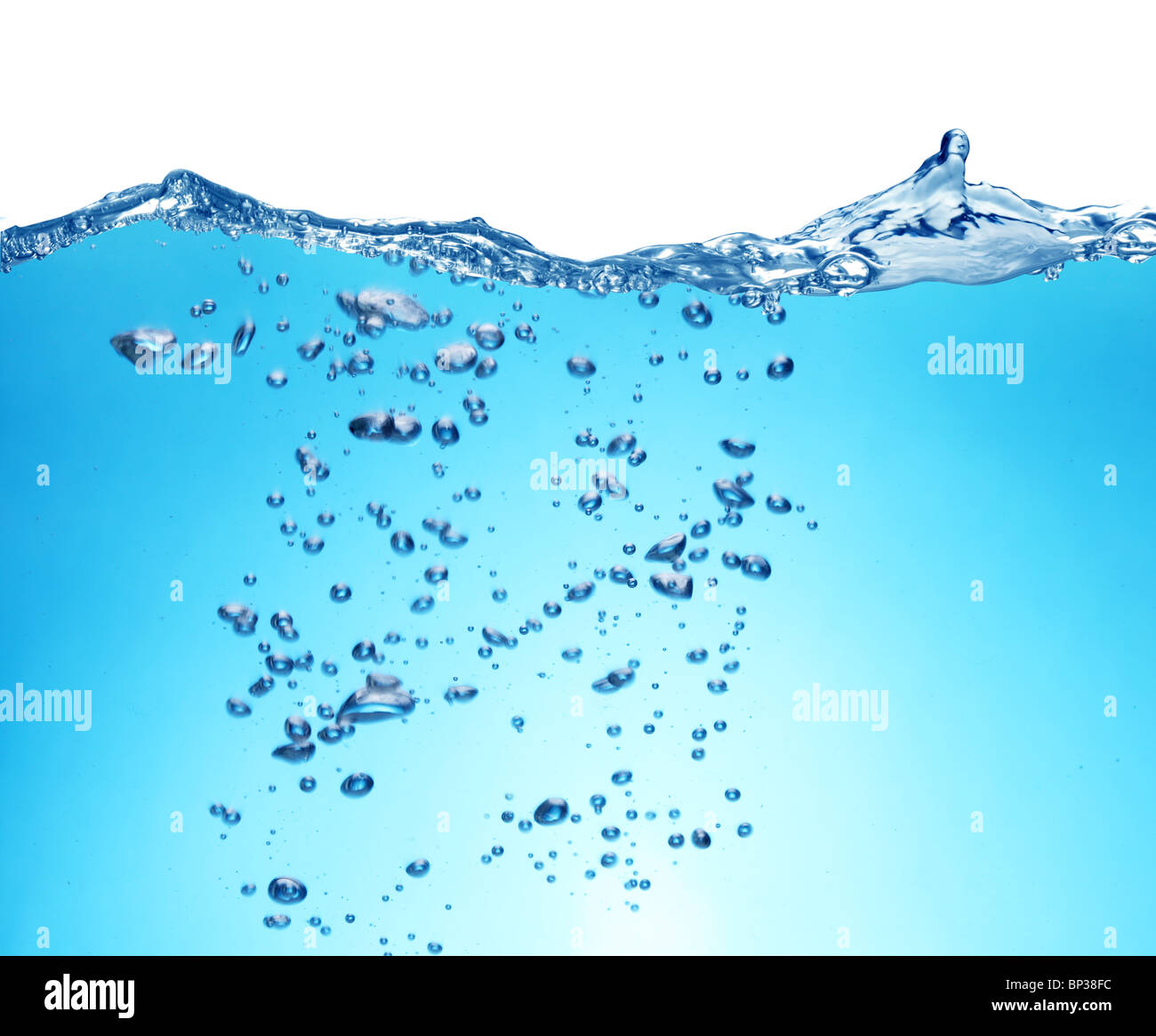 Luft Luftblasen steigen aus der Tiefe des Ozeans an die Oberfläche. Stockfoto