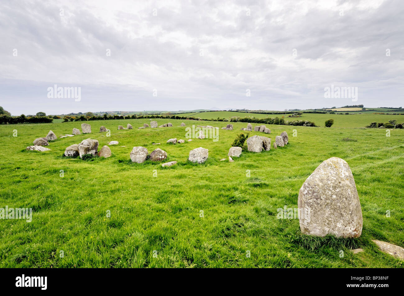 Ballynoe Stone Circle, geschlossenen Cairn und Ausreißer prähistorische Stätte. Downpatrick, Nordirland. Jungsteinzeit, Bronzezeit Stockfoto
