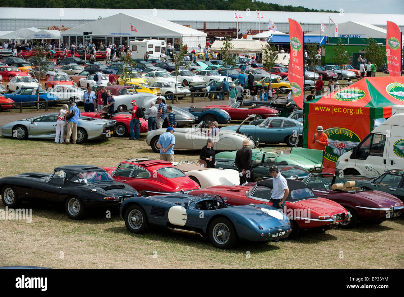 Jaguar-Sportwagen auf der 2010 Silverstone Classic im Vereinigten Königreich Stockfoto
