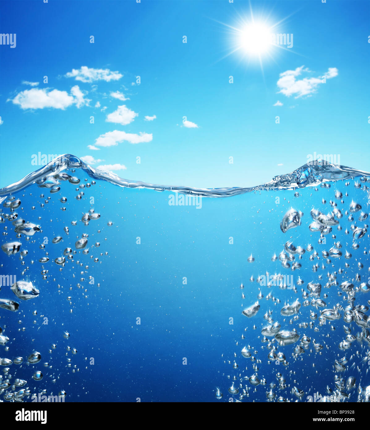 Luft Luftblasen steigen aus der Tiefe des Ozeans an die Oberfläche. Stockfoto