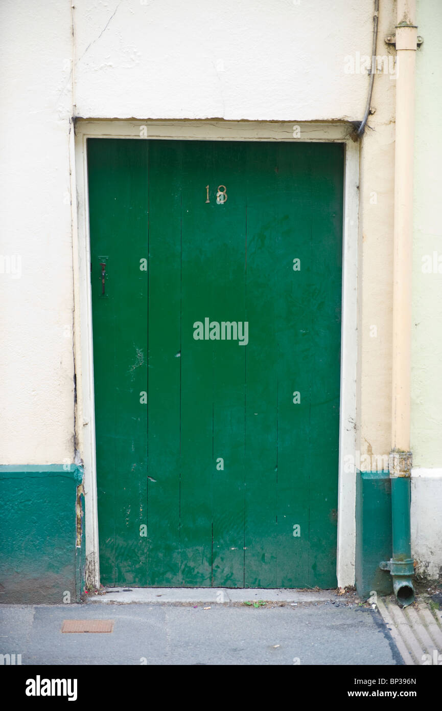 Rustikale ungepflegt grün lackiert Holz getäfelten Haustür Nr. 18 der Hütte in UK Stockfoto