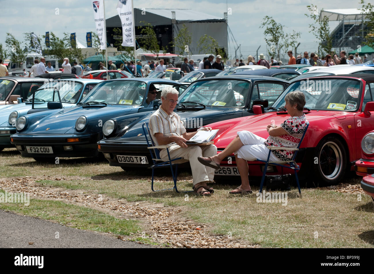 Sitzt unter Porsche-Sportwagen 2010 Silverstone Classic UK Stockfoto