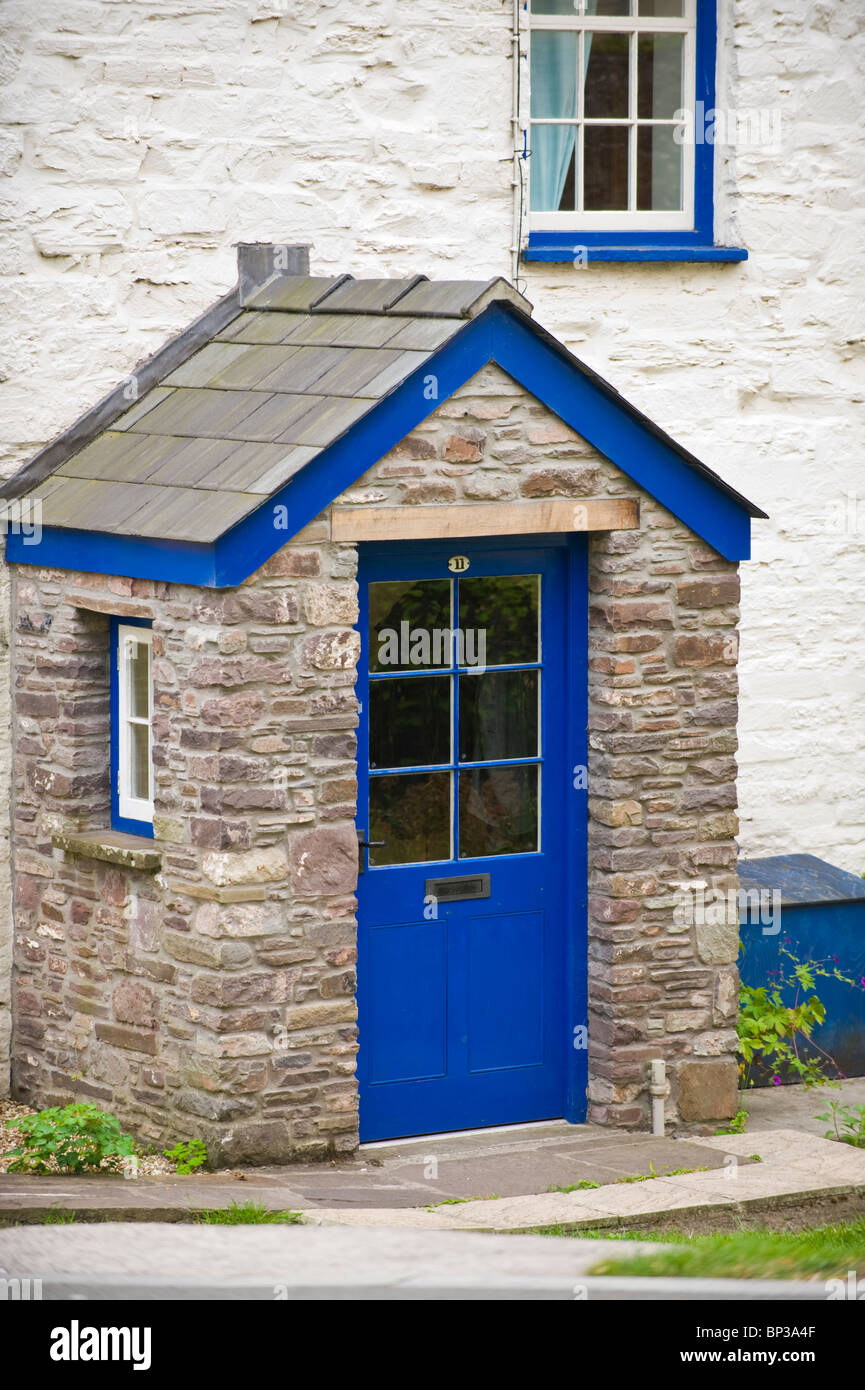 Veranda mit blau aus Holz getäfelten teilweise verglasten Haustür Nr. 11 mit Griff Briefkasten Periode Hütte in UK Stockfoto