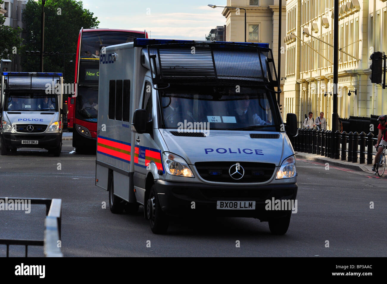 Territoriale Support Gruppe TSG Polizeifahrzeuge Reaktion auf Notfälle in London Stockfoto