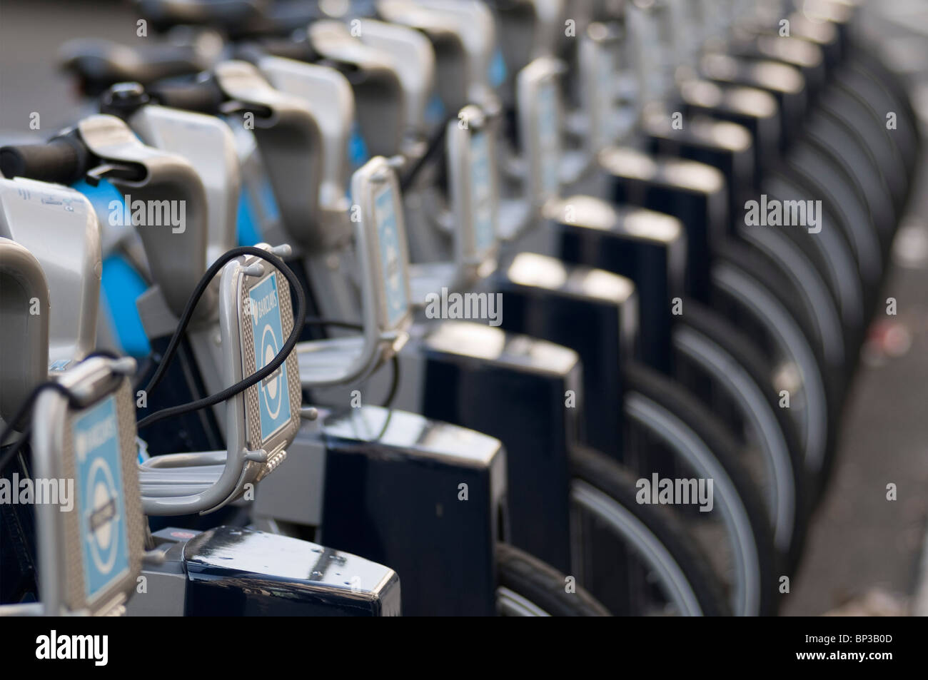 Reihe von Fahrrädern, Barclays TFL Cycle Hire Schema docking-Station, London, Vereinigtes Königreich Stockfoto