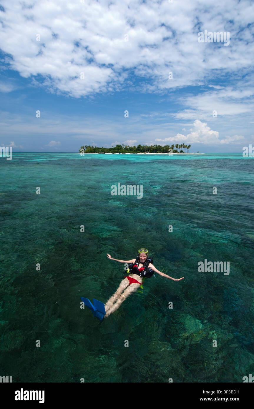 Frau an der Oberfläche in Tauchen Ausrüstung, Pom Pom Island Resort, Celebes-See, Sabah, Ost-Malaysia. Stockfoto