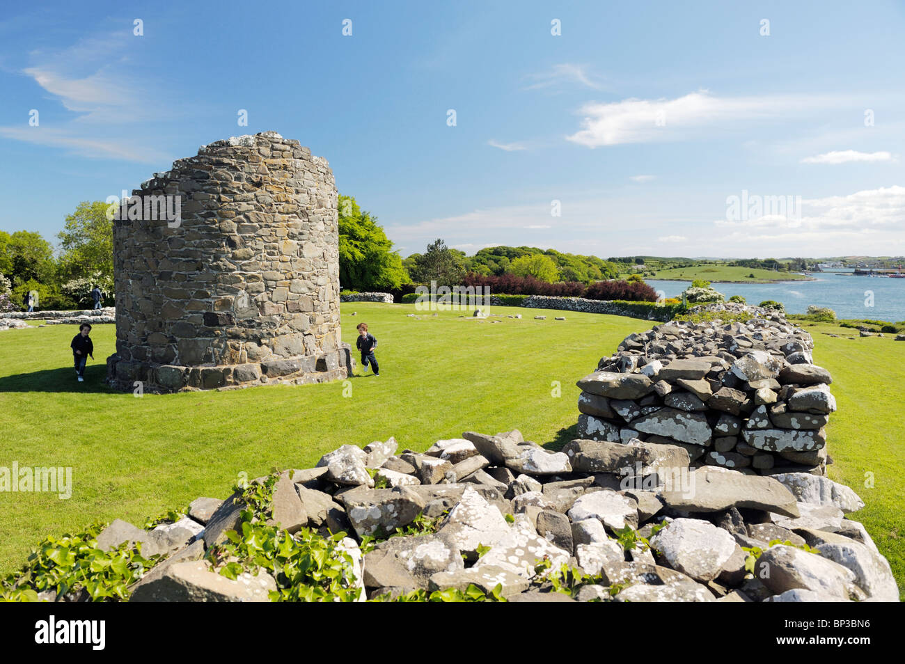 Stumpf des Runden Turms massive Innenwände von Nendrum Kloster, Mahee Insel, Strangford Lough, County Down, Nordirland Stockfoto