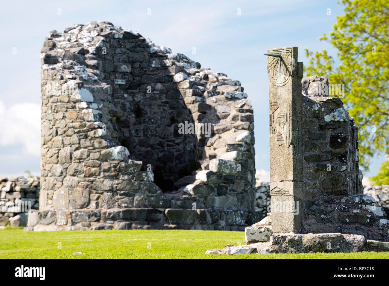 Stumpf der Rundturm und mittelalterliche Sonnenuhr von Nendrum Kloster, Mahee Insel, Strangford Lough, County Down, Nordirland Stockfoto