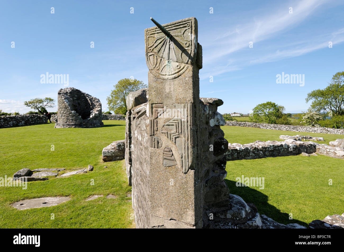 Stumpf der Rundturm und mittelalterliche Sonnenuhr von Nendrum Kloster, Mahee Insel, Strangford Lough, County Down, Nordirland Stockfoto