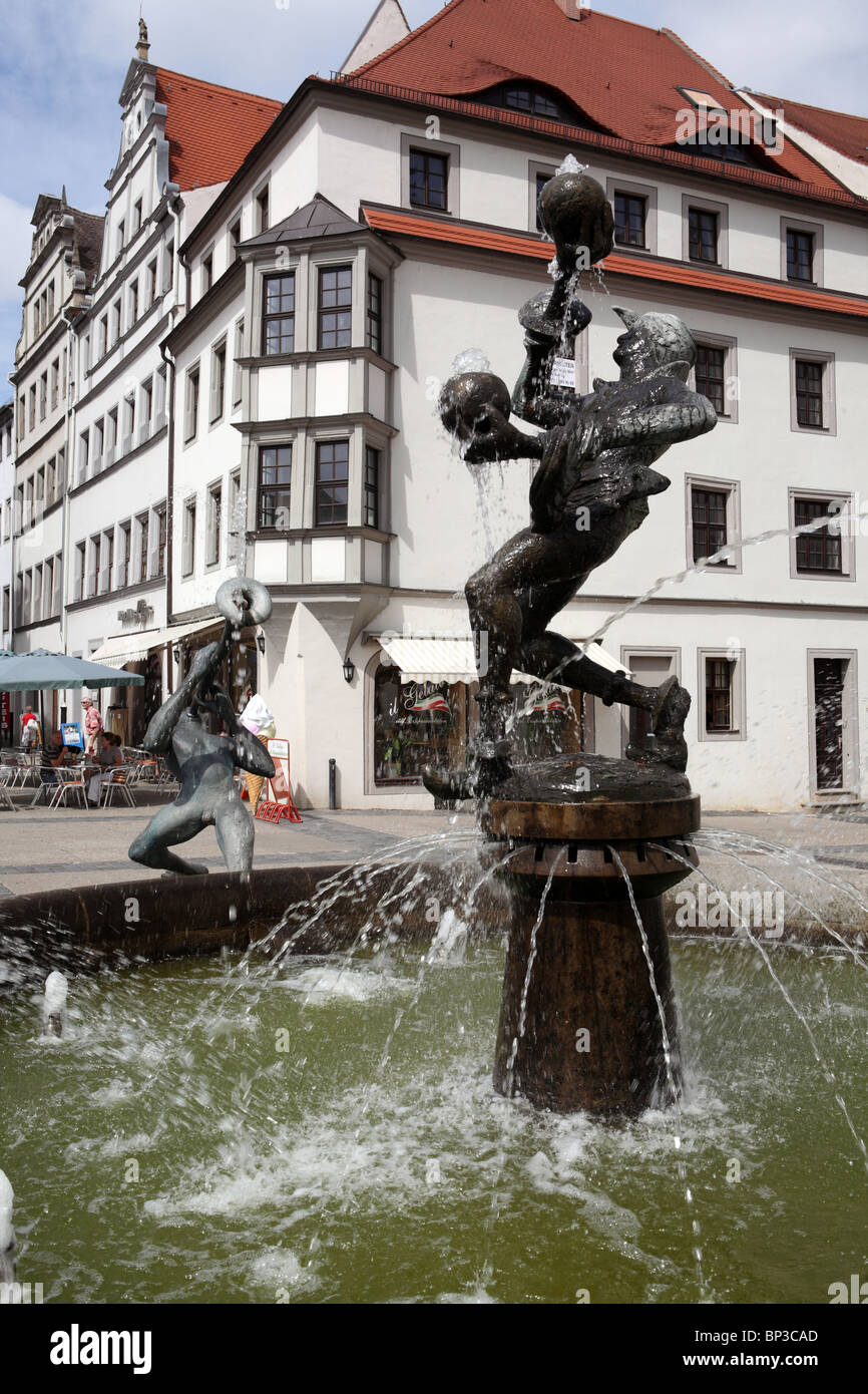 Brunnen, Skulptur, "Narren und Musiker" von Erika Harborth, in der Markt-Quadrat Torgau, einer deutschen Stadt an der Elbe. Stockfoto