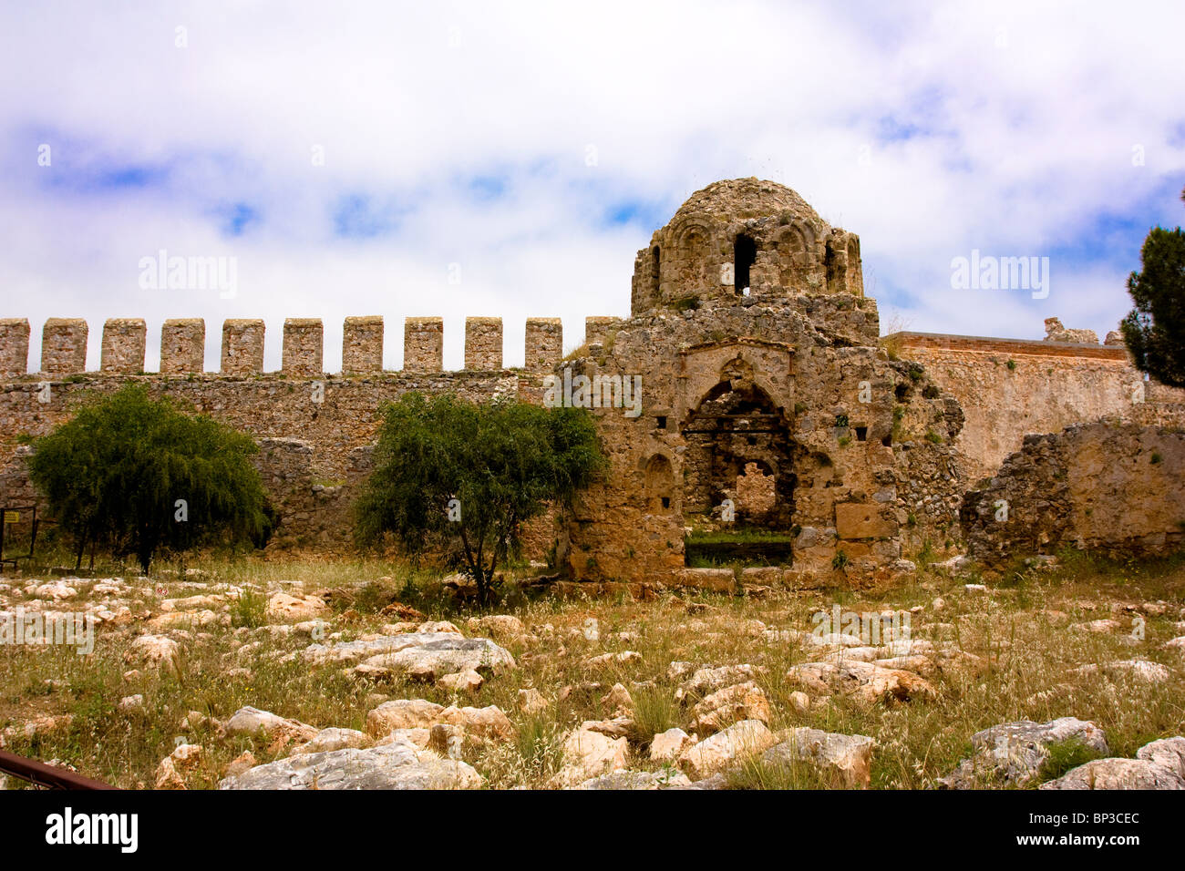 Stein-Ruinen der byzantinischen Ära Kirche im Inneren der Burg von Alanya, Alanya, Türkei. Stockfoto