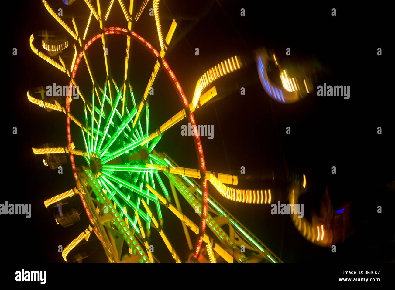 Abstraktion der Lichter einer Fahrt in einem Freizeitpark in der Nacht Stockfoto