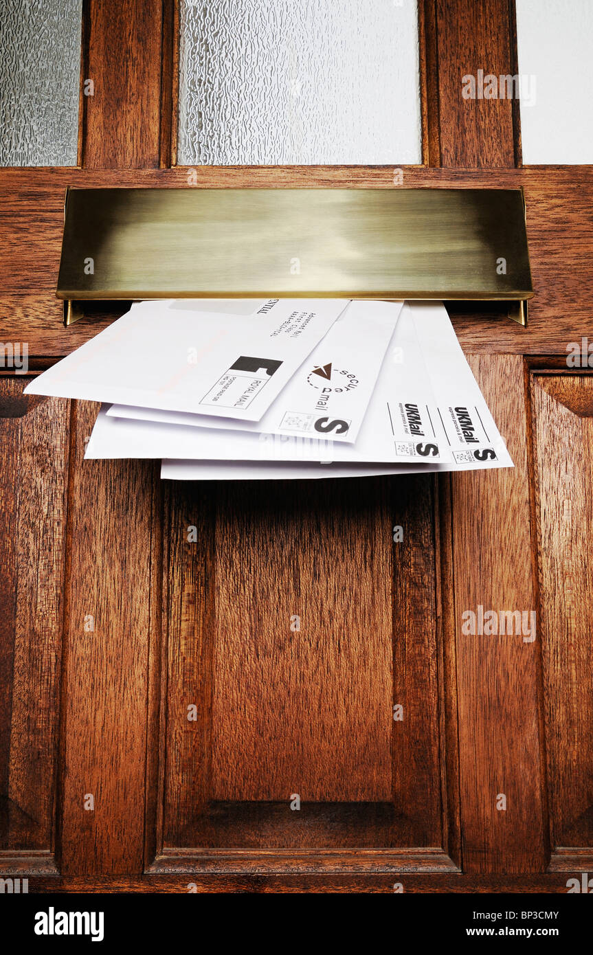 Briefkasten mit Mail, Vereinigtes Königreich. Stockfoto