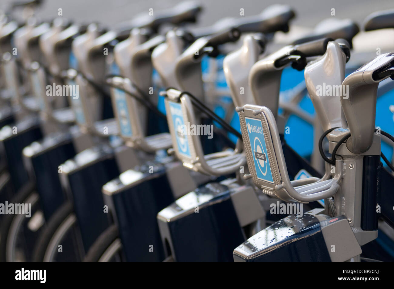 Reihe von Fahrrädern, Barclays TFL Cycle Hire Schema docking-Station, London, Vereinigtes Königreich Stockfoto