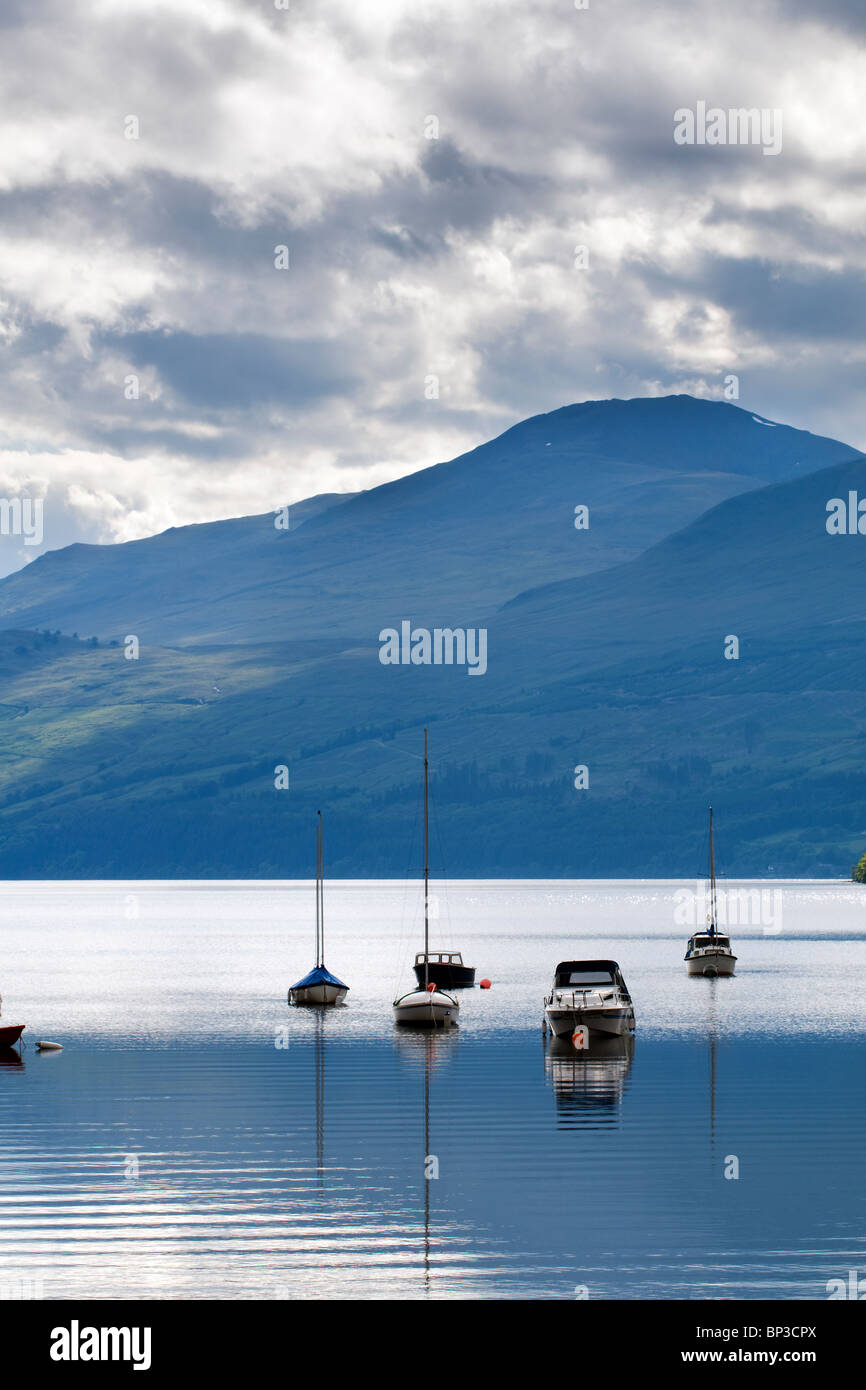 Boote am Loch Tay, Tayside, Schottland mit Ben Lawers Berg im Hintergrund am Kenmore Stockfoto