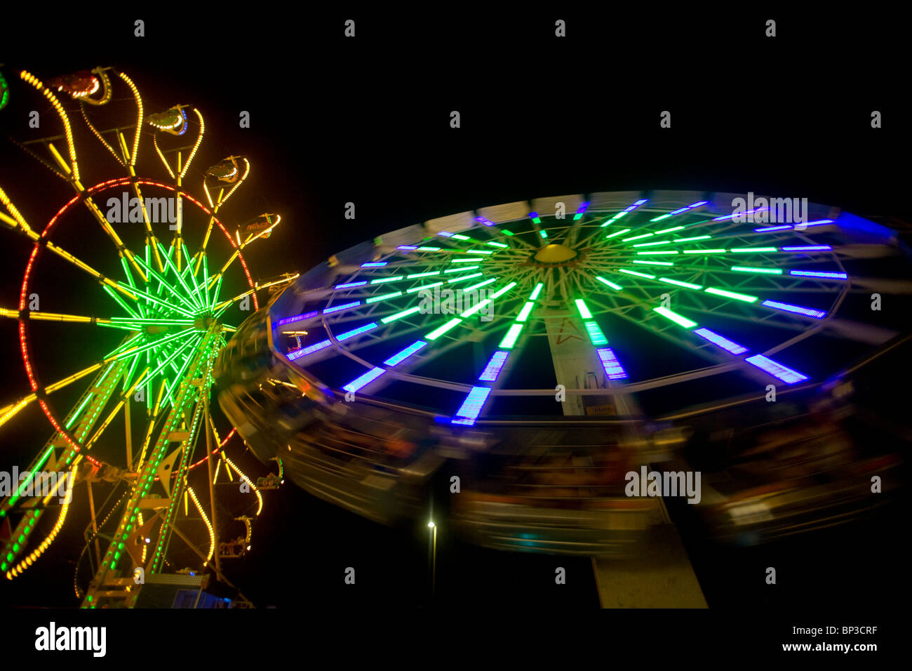 Abstraktion der Lichter auf Fahrten in einem Freizeitpark in der Nacht Stockfoto