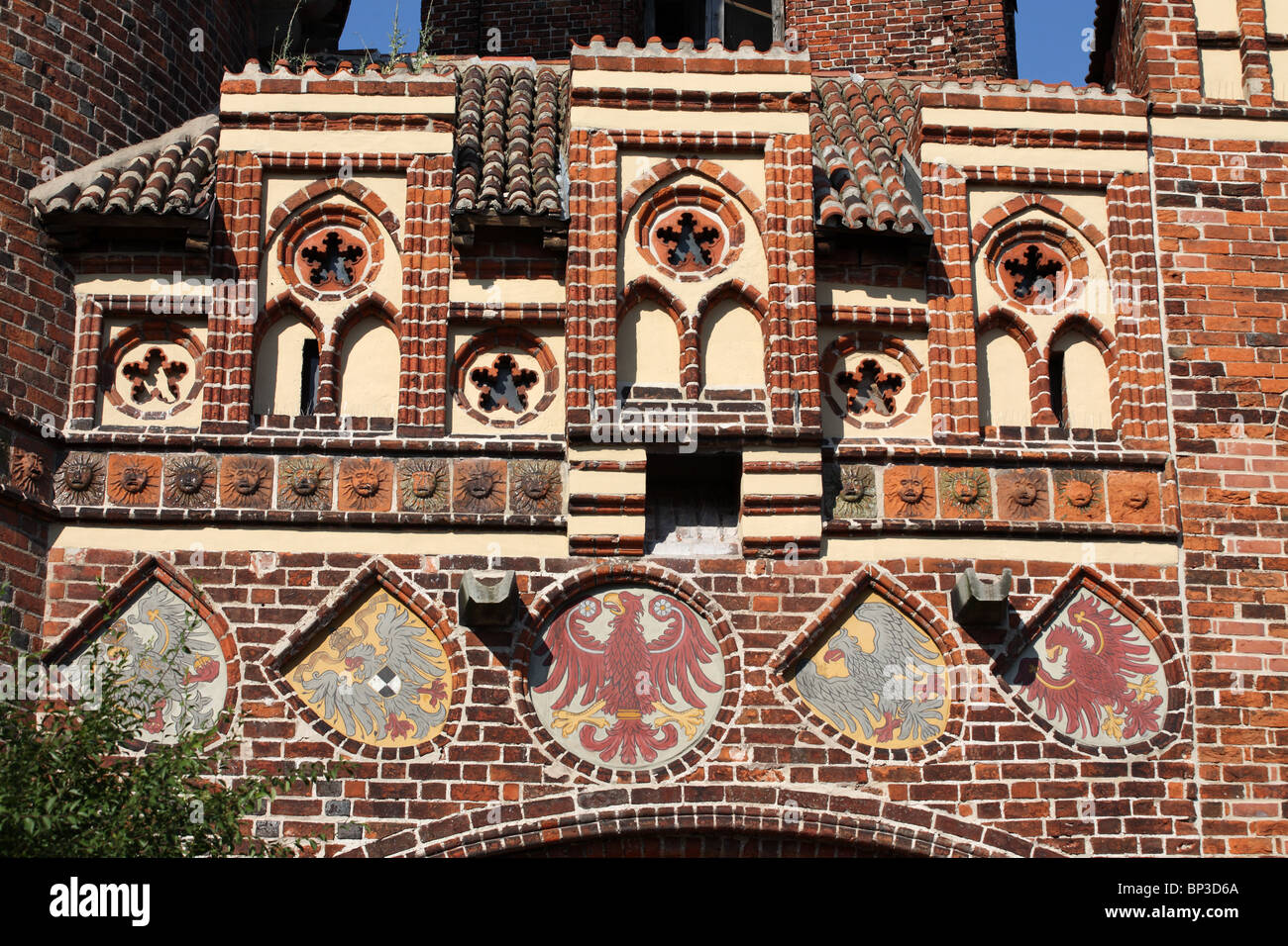 Wappen über eine befestigte Tor in Tangermünde, einer Stadt am Fluss Elbe, Deutschland Stockfoto