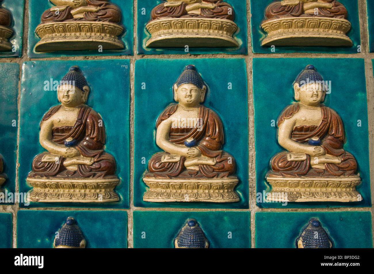 China, Peking, Xicheng District. Behai Park-Multiple Buddhas auf dem Yongan Tempel. Stockfoto