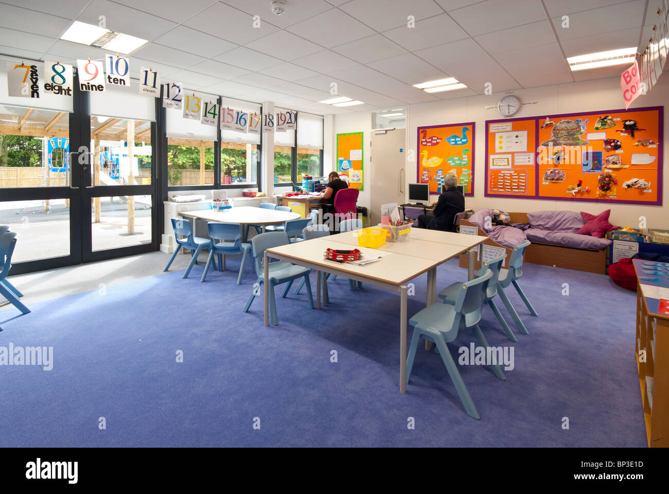 Lehrer aber keine Kinder im Junior School Klassenzimmer Stockfoto