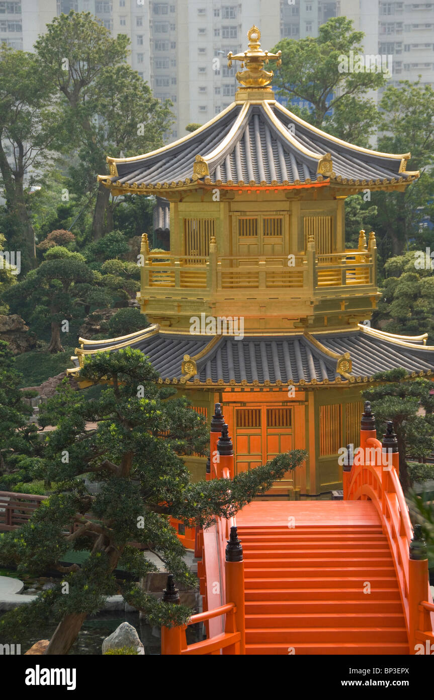 China, Hongkong, neue Territoris. Nan Lian Garden, leuchtend orange Zi Wu Brücke in Perfektion-Pavillion Stockfoto