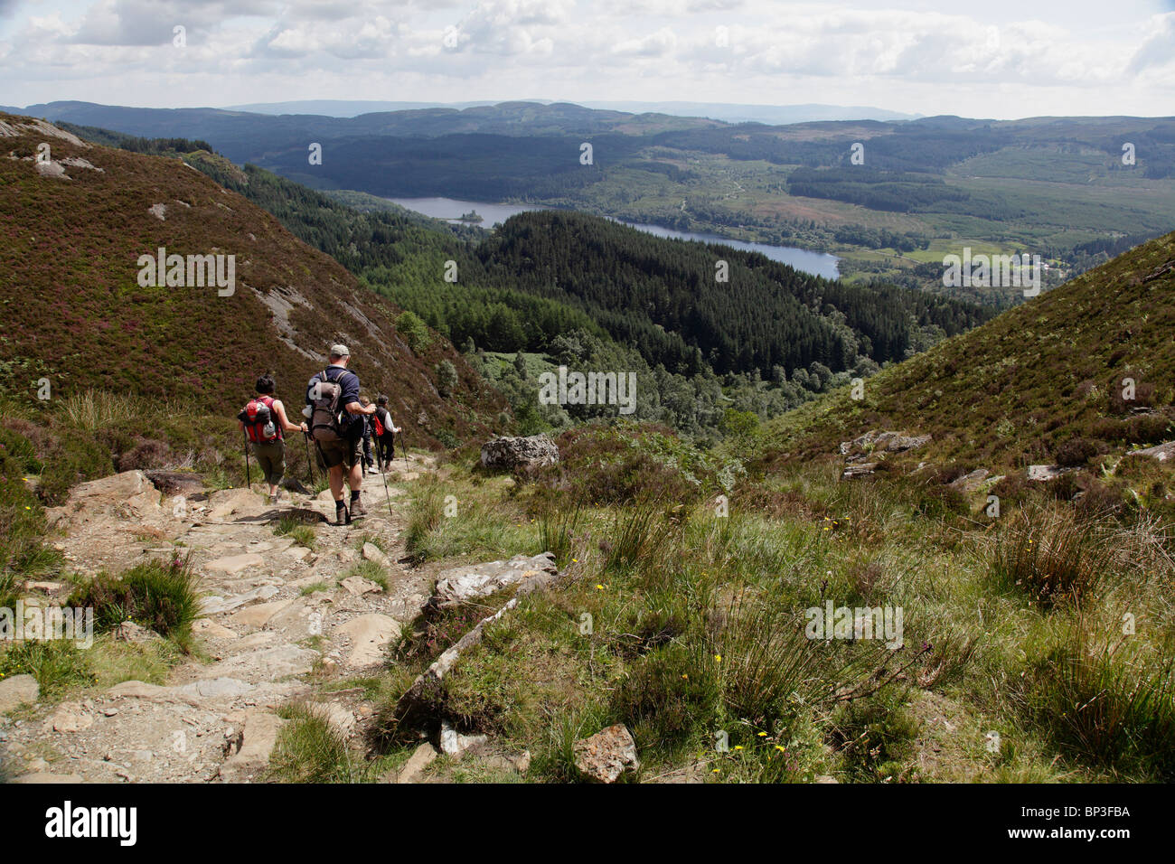 Eine Gruppe von Wandergebieten Abstieg vom Gipfel des Ben A'an in Trossachs, Schottland, Großbritannien Stockfoto