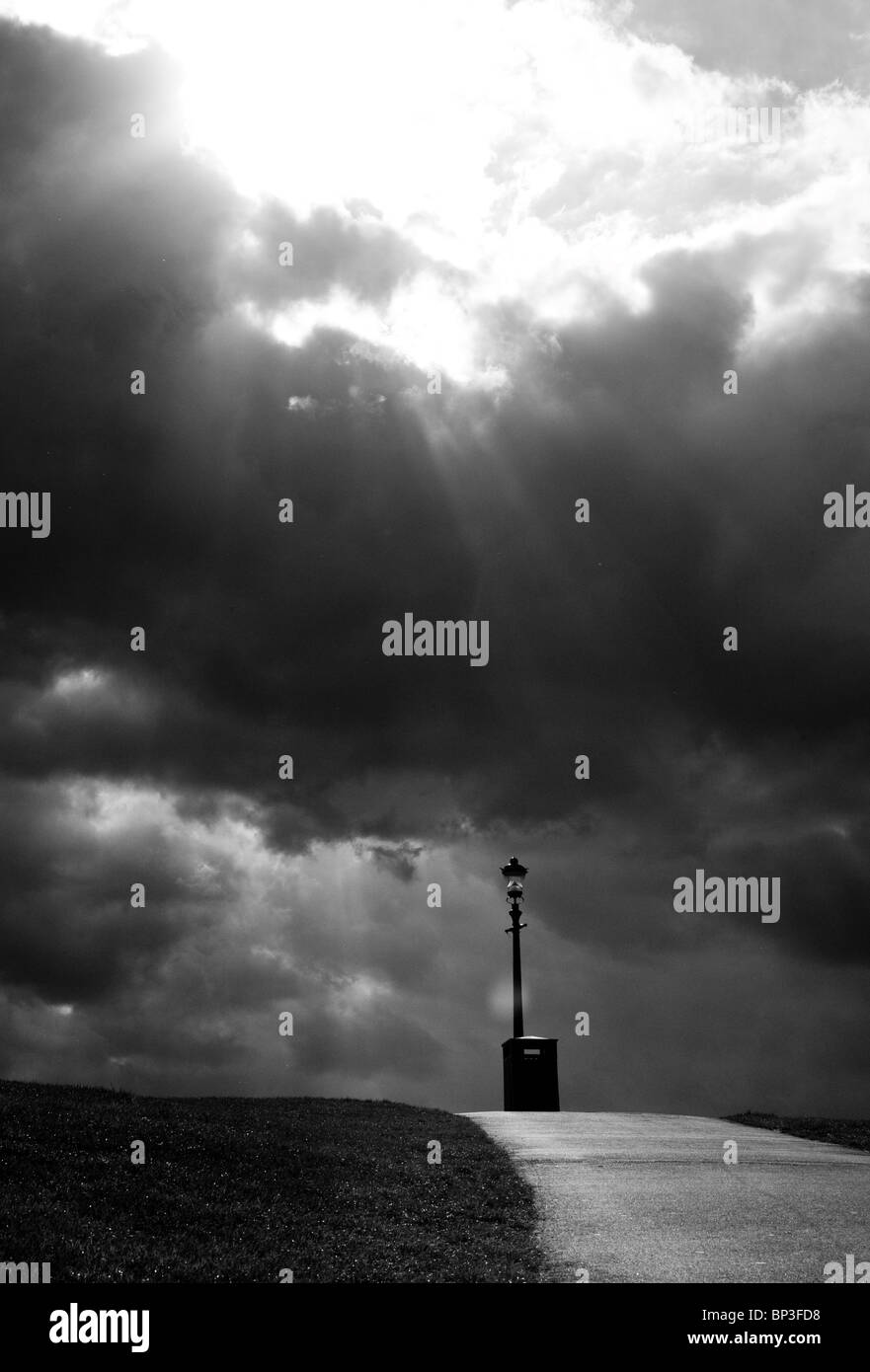 Stimmungsvollen Abend in Primrose Hill mit der Sonne durch die Wolken strahlen Stockfoto