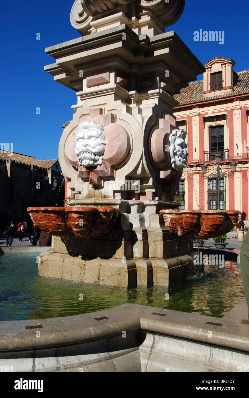 Brunnen auf der Plaza Virgen de Los Reyes, Sevilla, Provinz Sevilla, Andalusien, Südspanien, Westeuropa. Stockfoto
