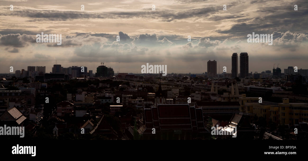 Weitläufige Skyline von Bangkok mit unheimlichen Wolkendecke Stockfoto