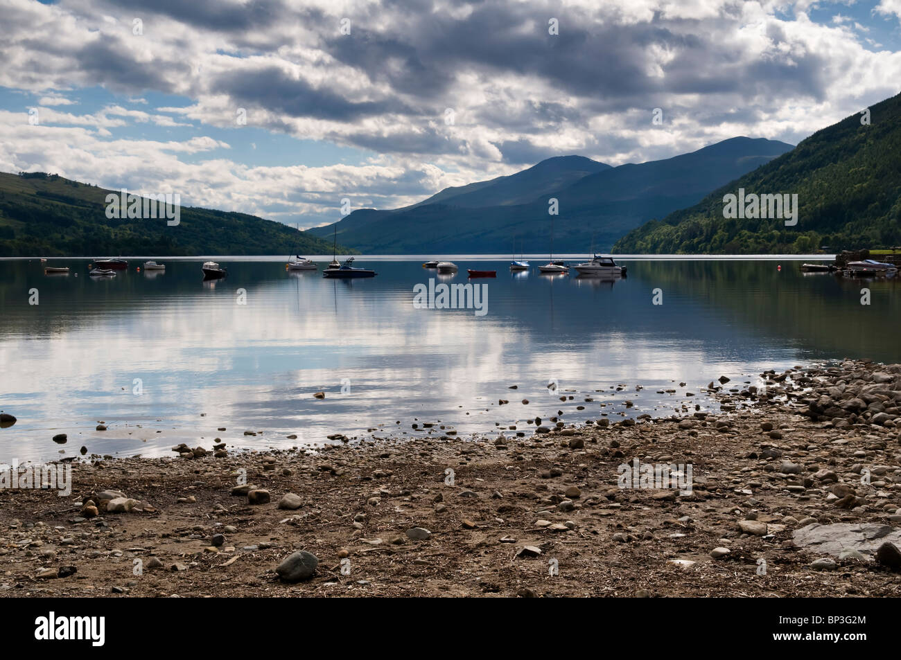 Boote am Loch Tay, Tayside, Schottland mit Ben Lawers Berg im Hintergrund am Kenmore Stockfoto