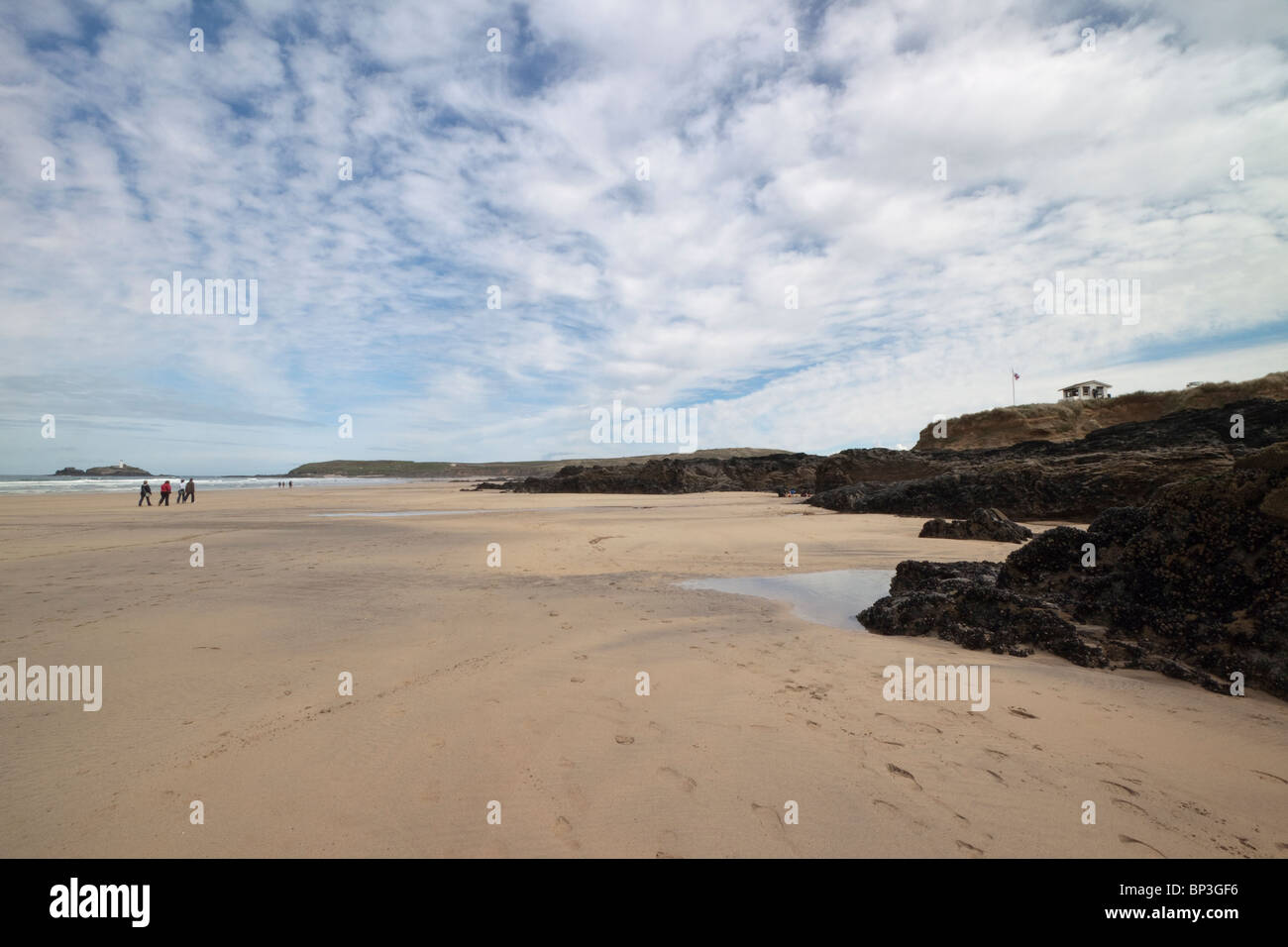 Blick Richtung Leuchtturm von Godrevy über den Strand am Gwithian Stockfoto