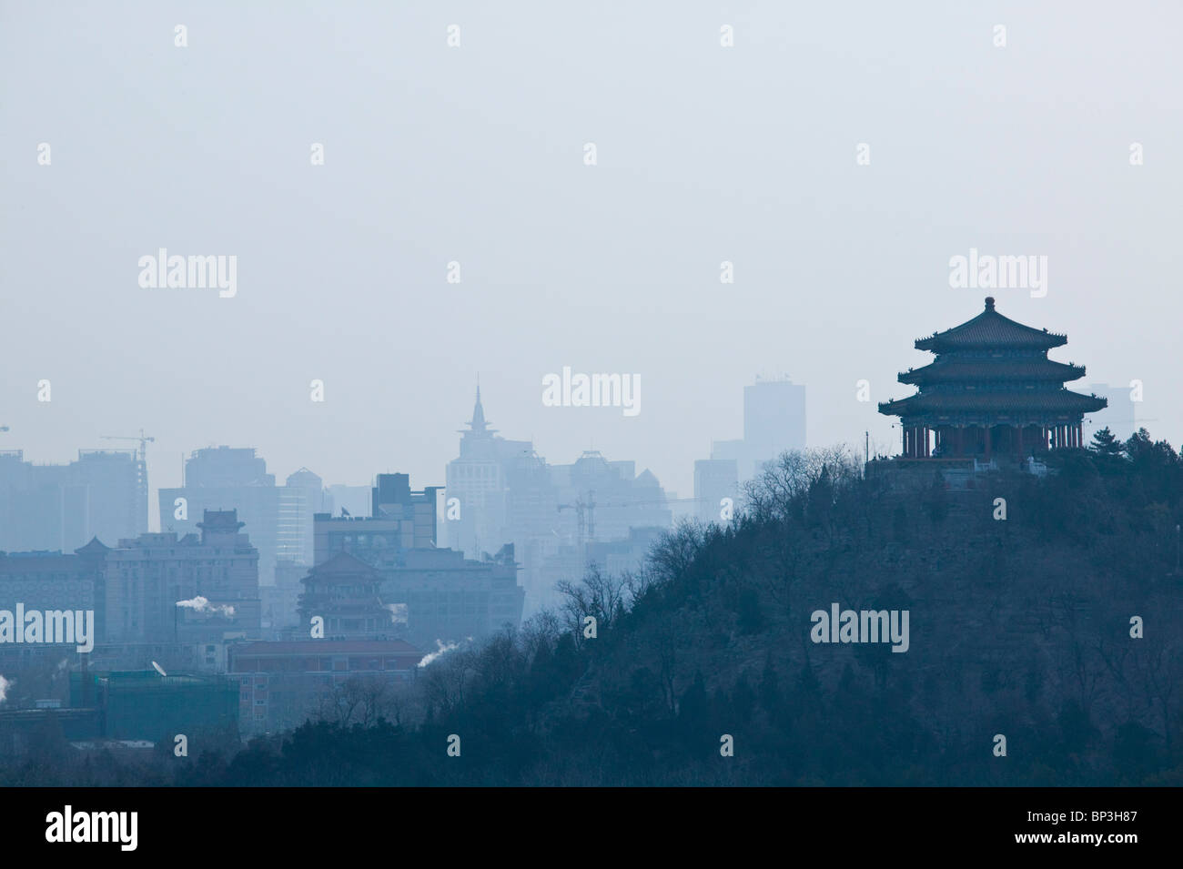 China, Peking, Xicheng District. Ansicht der Jingshan Park Pagode und modernen Peking / Morgen von Jade Inselchen / Behai Park. Stockfoto