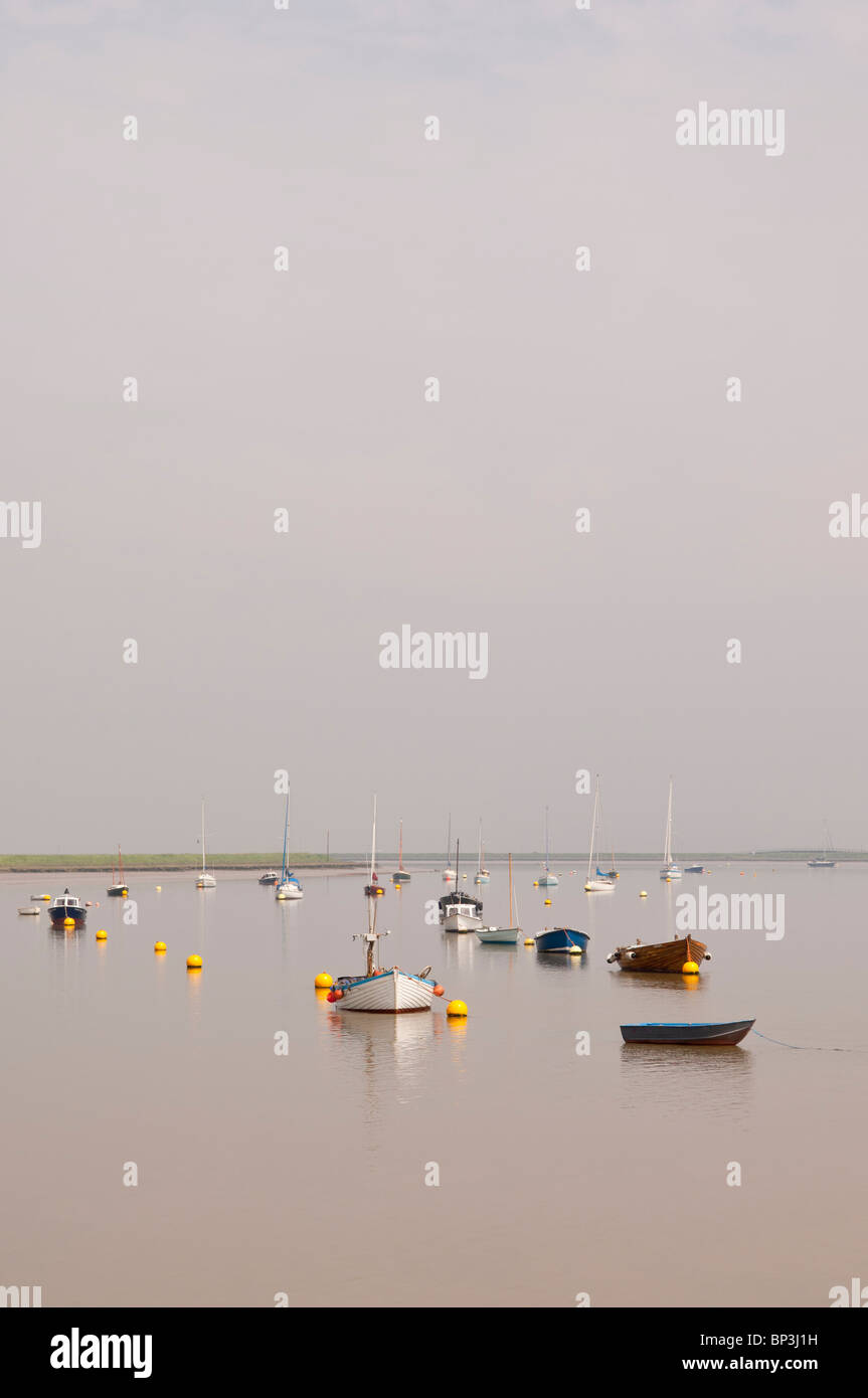 Boote auf den stillen Wassern an Orford, Suffolk, England, Großbritannien, Uk Stockfoto