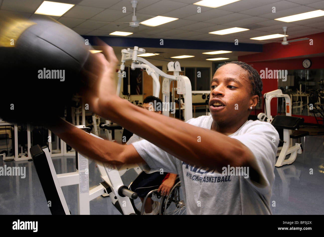 Rion Prioleau klappt auf dem Campus Behinderung Resource Center unter UA, wo er, Rollstuhl-Basketball spielt. Stockfoto