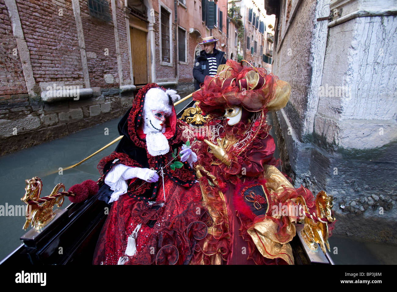 Kostümierte Modelle während des Karnevals in Venedig in einer Gondel Stockfoto