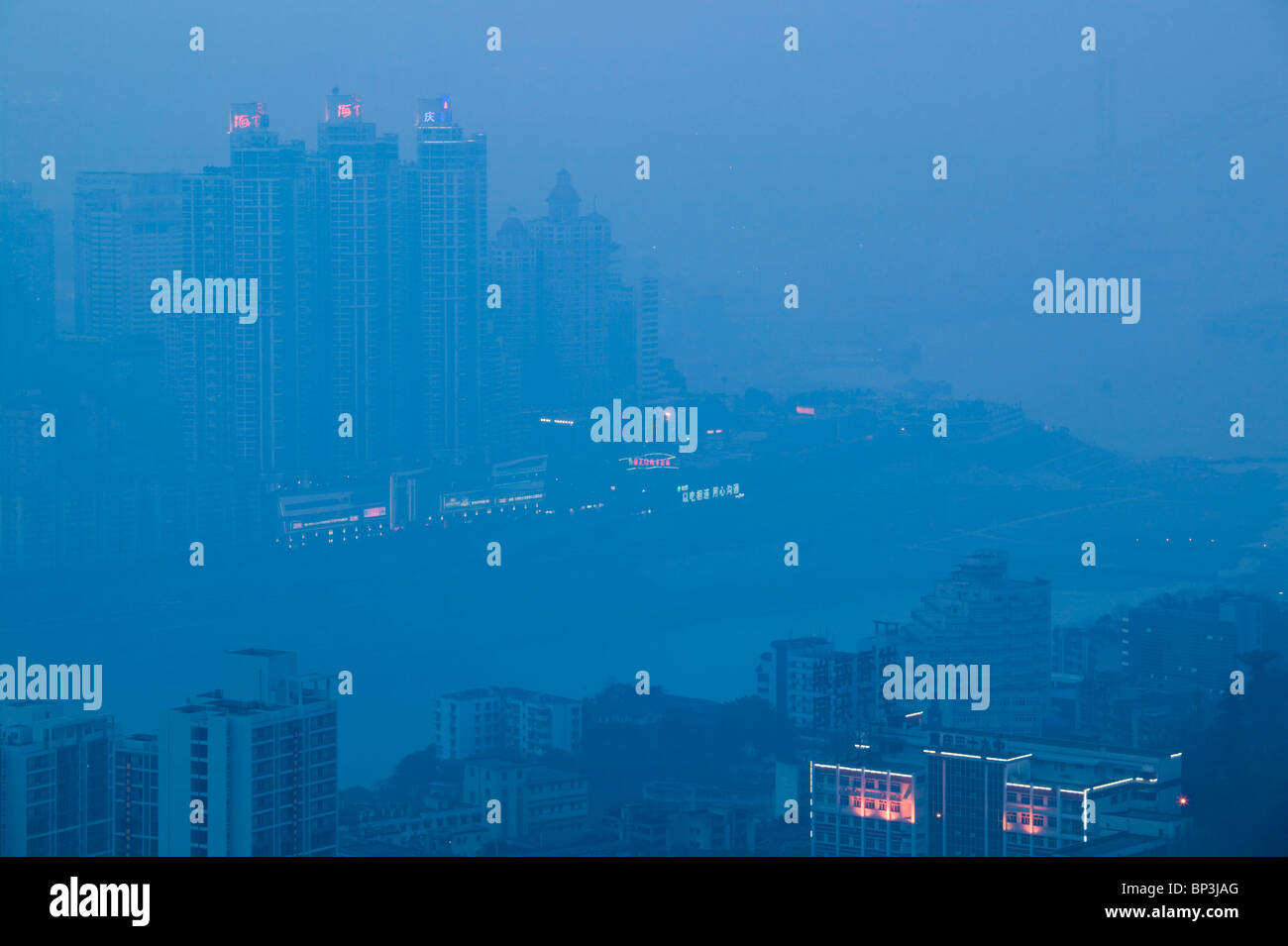 CHINA, Provinz Chongqing, Chongqing City. Yangzi Riverboat Hafengebiet von Yikeshu Aussichtsplattform / Dämmerung. Stockfoto