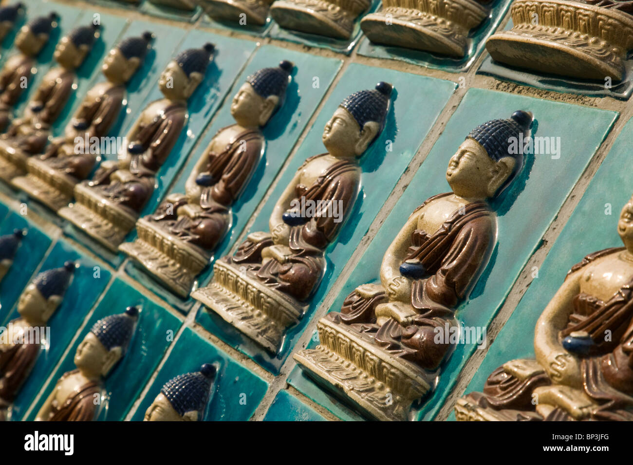 China, Peking, Xicheng District. Behai Park-Multiple Buddhas auf dem Yongan Tempel. Stockfoto