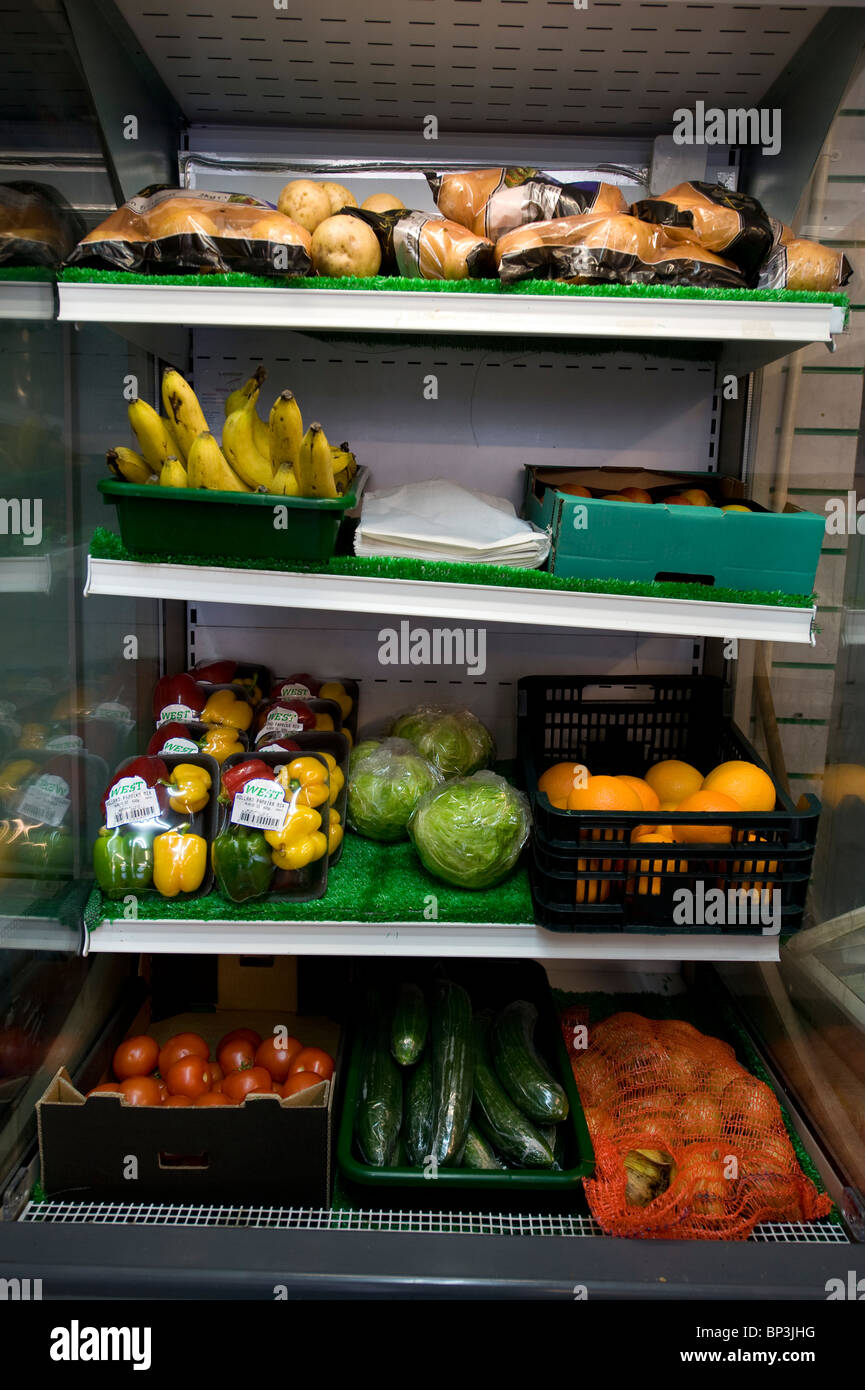 Lebensmittelgeschäft in einer armen Gegend von East London, wo eine neue Regelung hilft die Eigentümern einheimische frische Produkte anzubieten Stockfoto