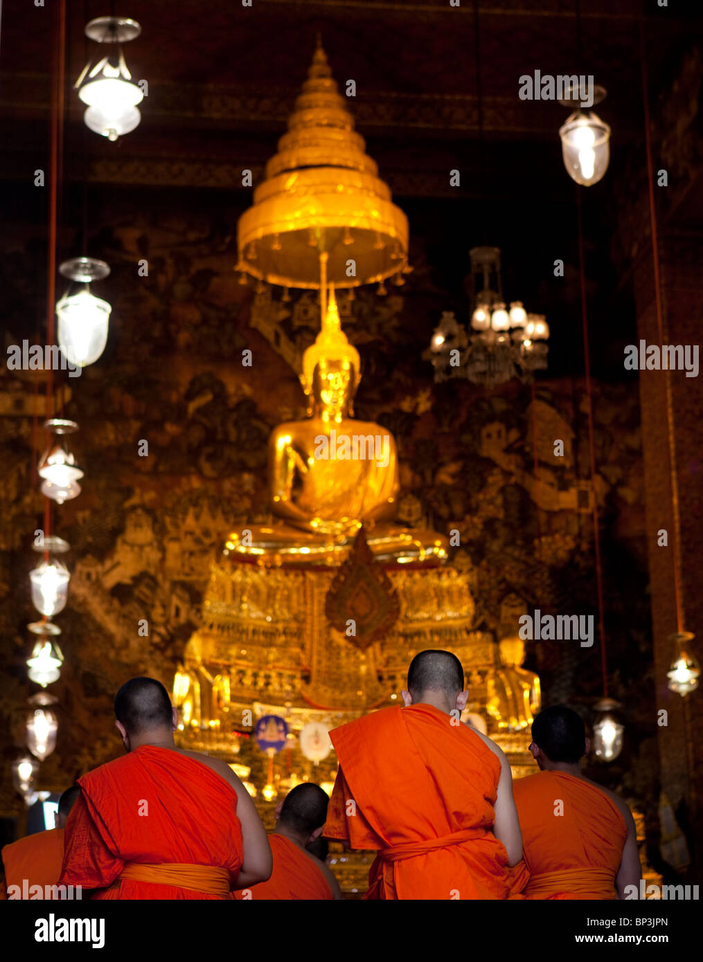 Mönche am Nachmittag Gebete, Wat Pho, Wat Phra Chetuphon, Bangkok, Thailand. Stockfoto
