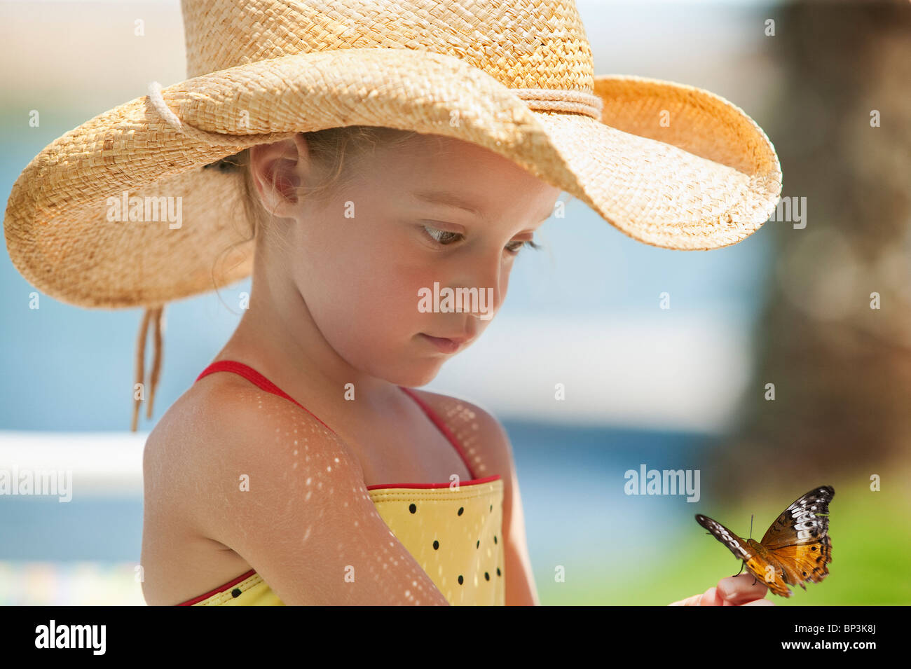 Junges Mädchen in Cowboy-Hut auf Schmetterling Stockfoto