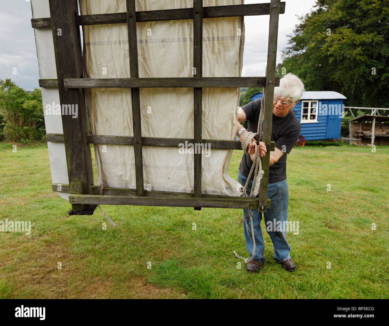 Mann, die Aufrechterhaltung der Post Nutley Windmühle. Stockfoto