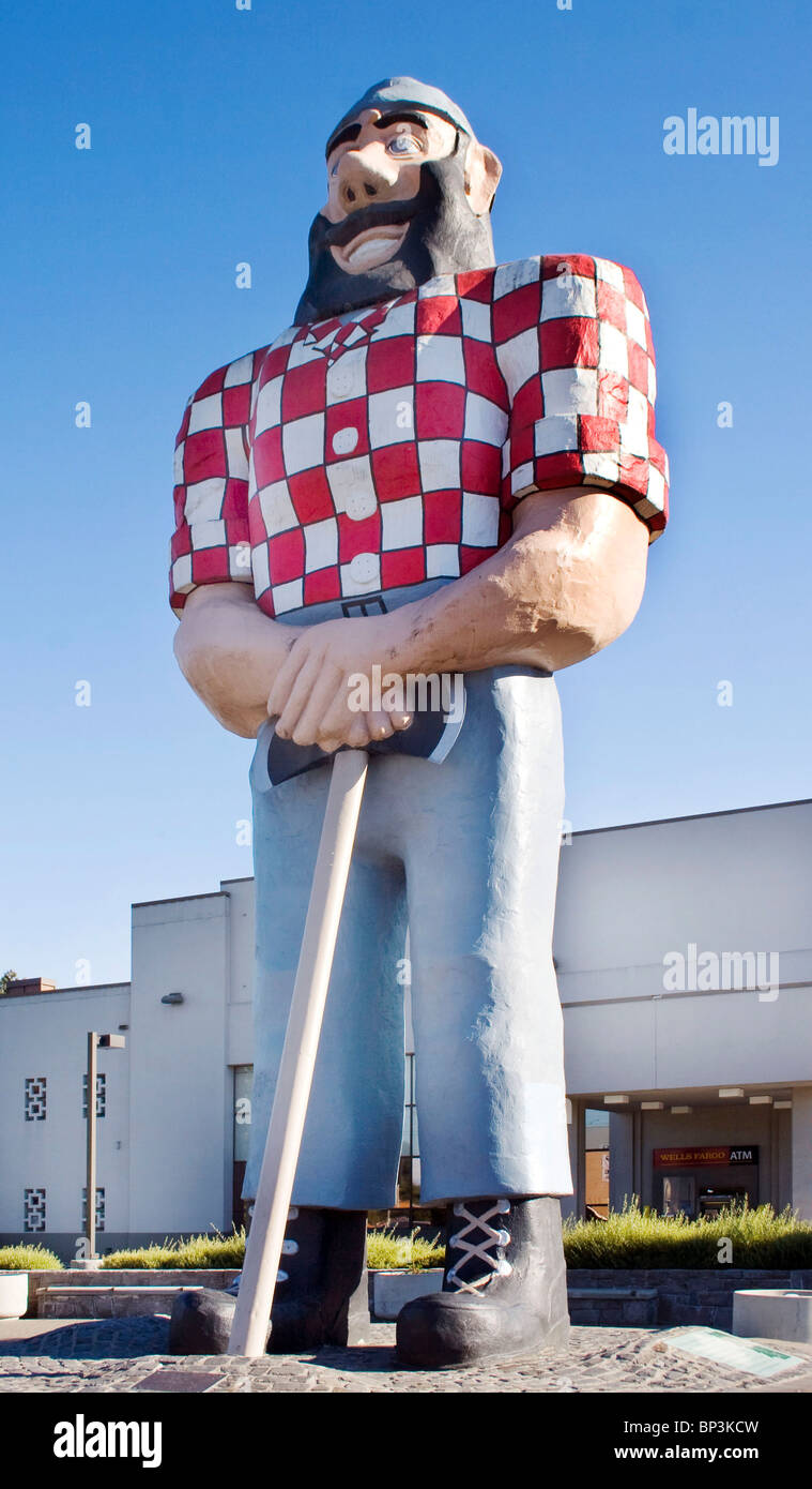 Eine majestätische Statue von Paul Bunyan in Portland, Oregon, feiert das Holzfällererbe der Stadt und ist ein beliebtes Wahrzeichen am Straßenrand. Stockfoto