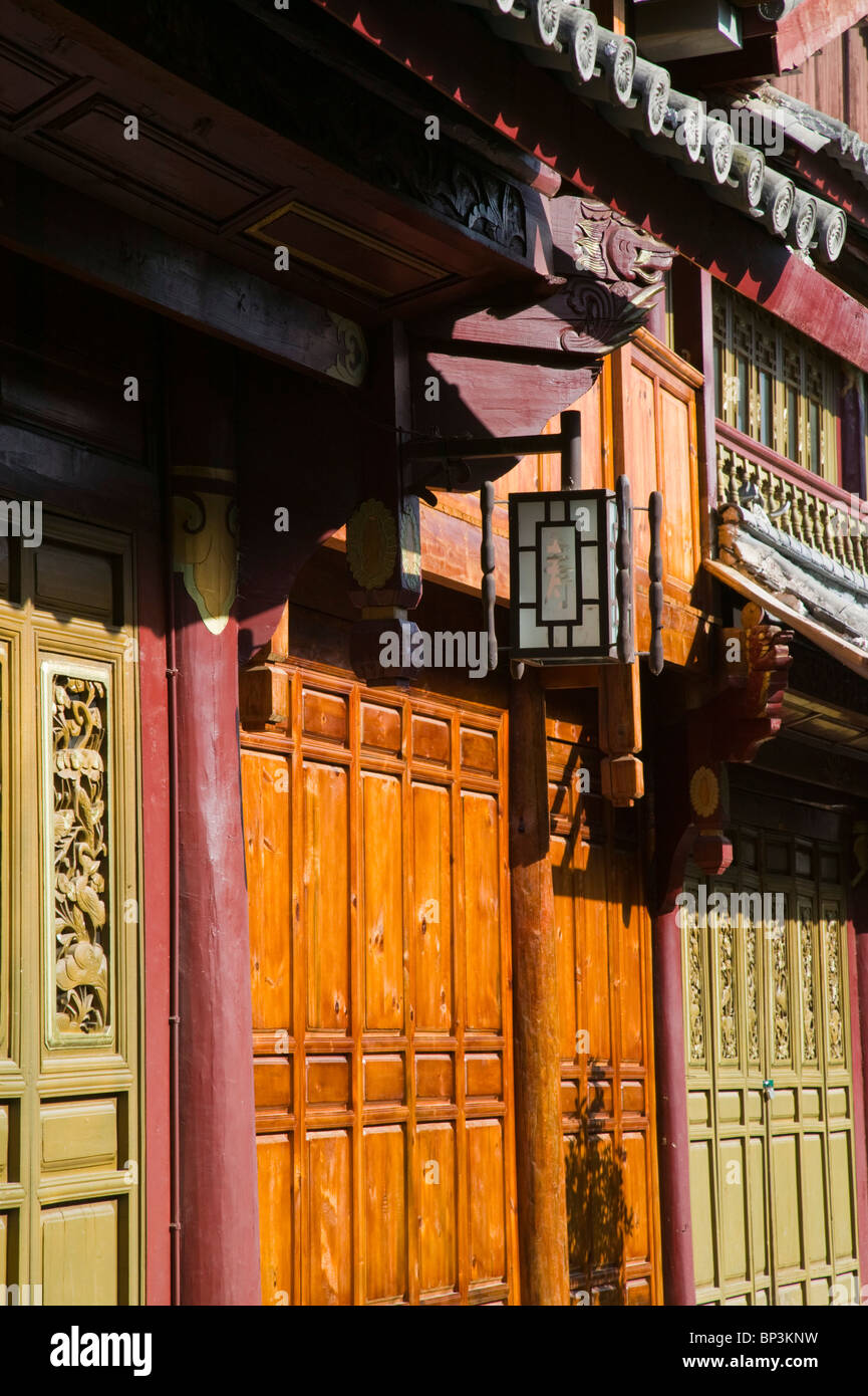 CHINA, Provinz Yunnan Lijiang. Altstadt, Holztüren und Laterne. Stockfoto