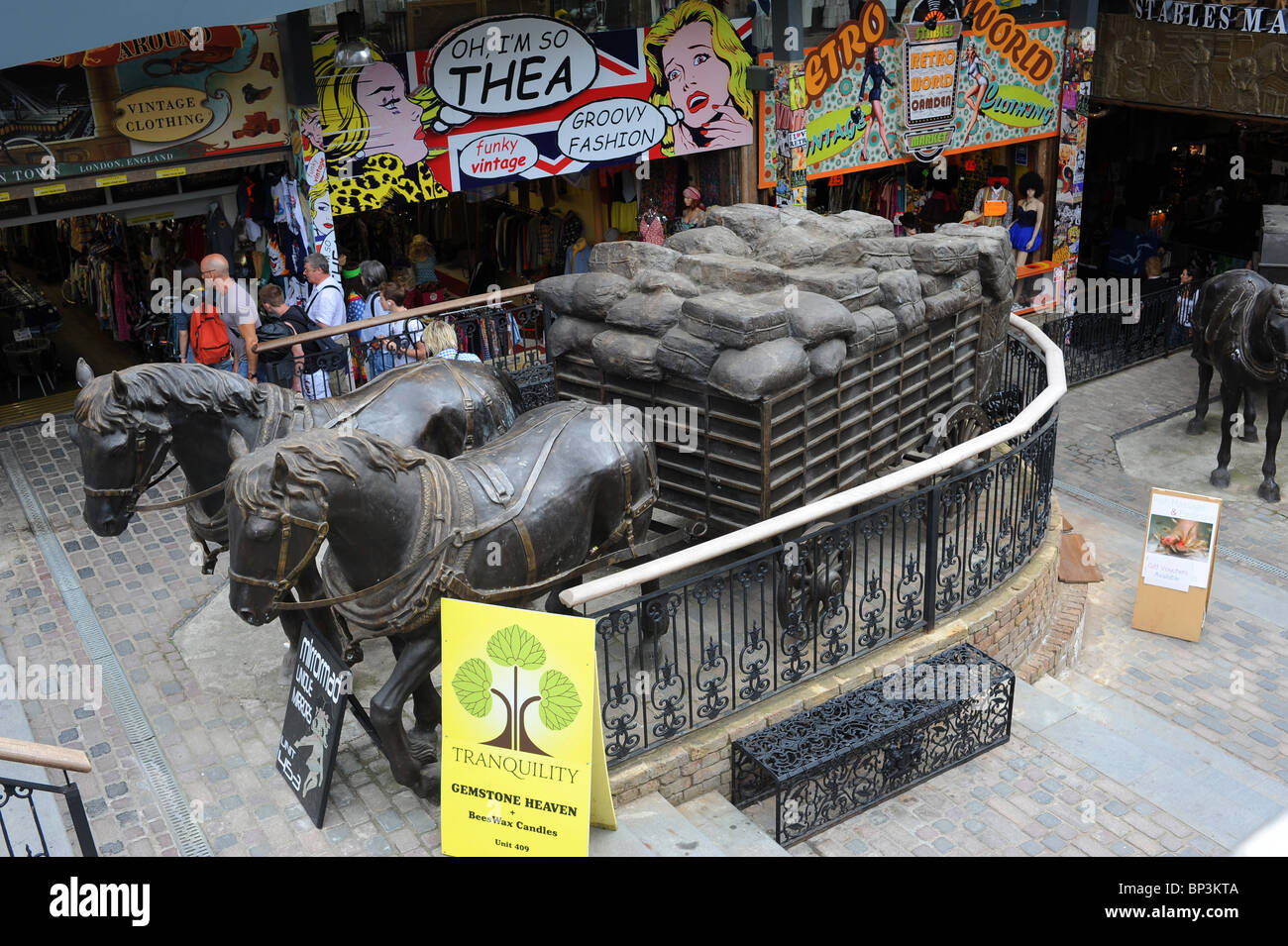 Leben Größe Bronze Pferd mit Wagen und Säcke Kohle im Londoner Stables Market, Camden Market, Skulpturen. Stockfoto