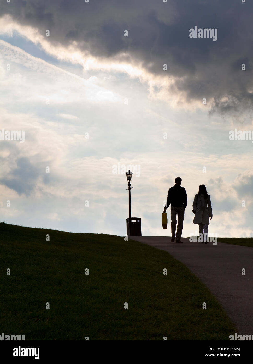 Ein paar gehen auf ein Leisurely Walk Down Primrose Hill, London Stockfoto