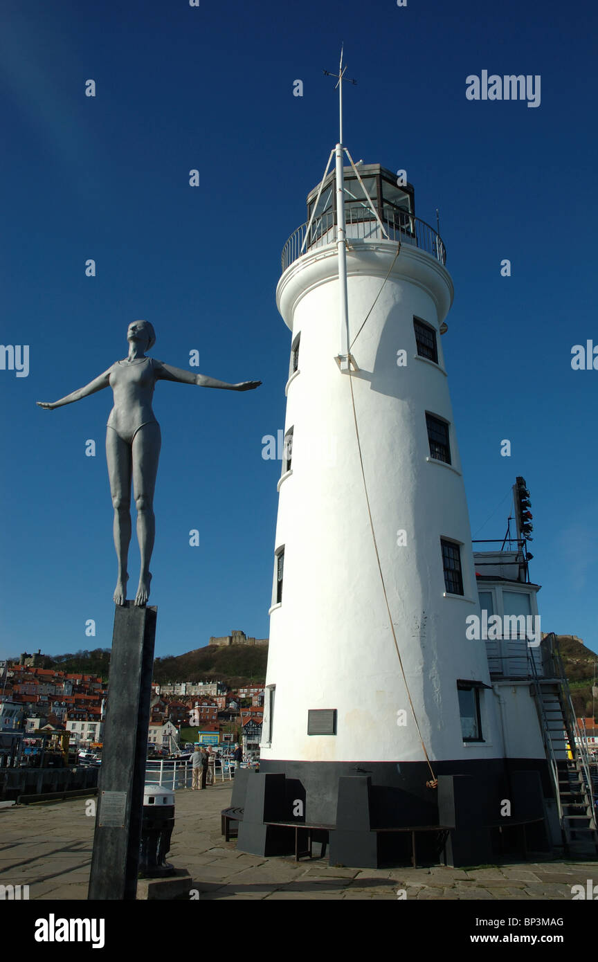 Die Tauchen Belle Skulptur und Leuchtturm, Vincents Pier, Scarborough, North Yorkshire, England, UK Stockfoto