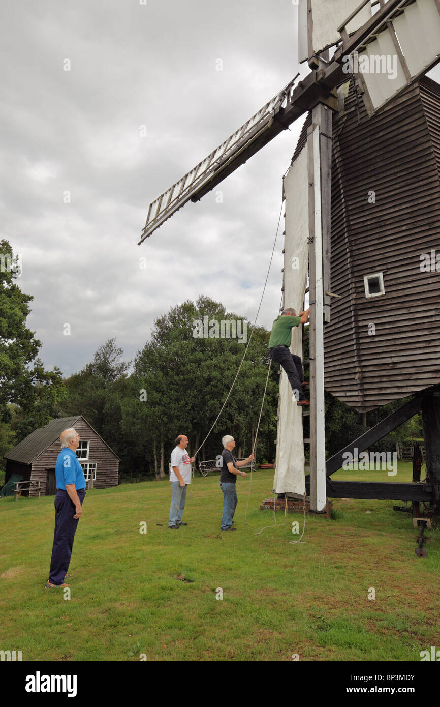 Freiwillige, warten und betreiben der Nutley, post Windmühle. Stockfoto
